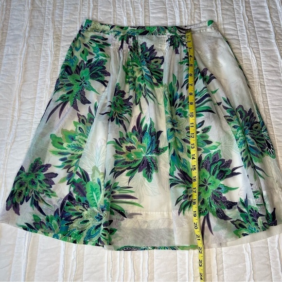 Tahari silk blend pleated floral A line knee length skirt.  SZ 8 - Picture 10 of 14